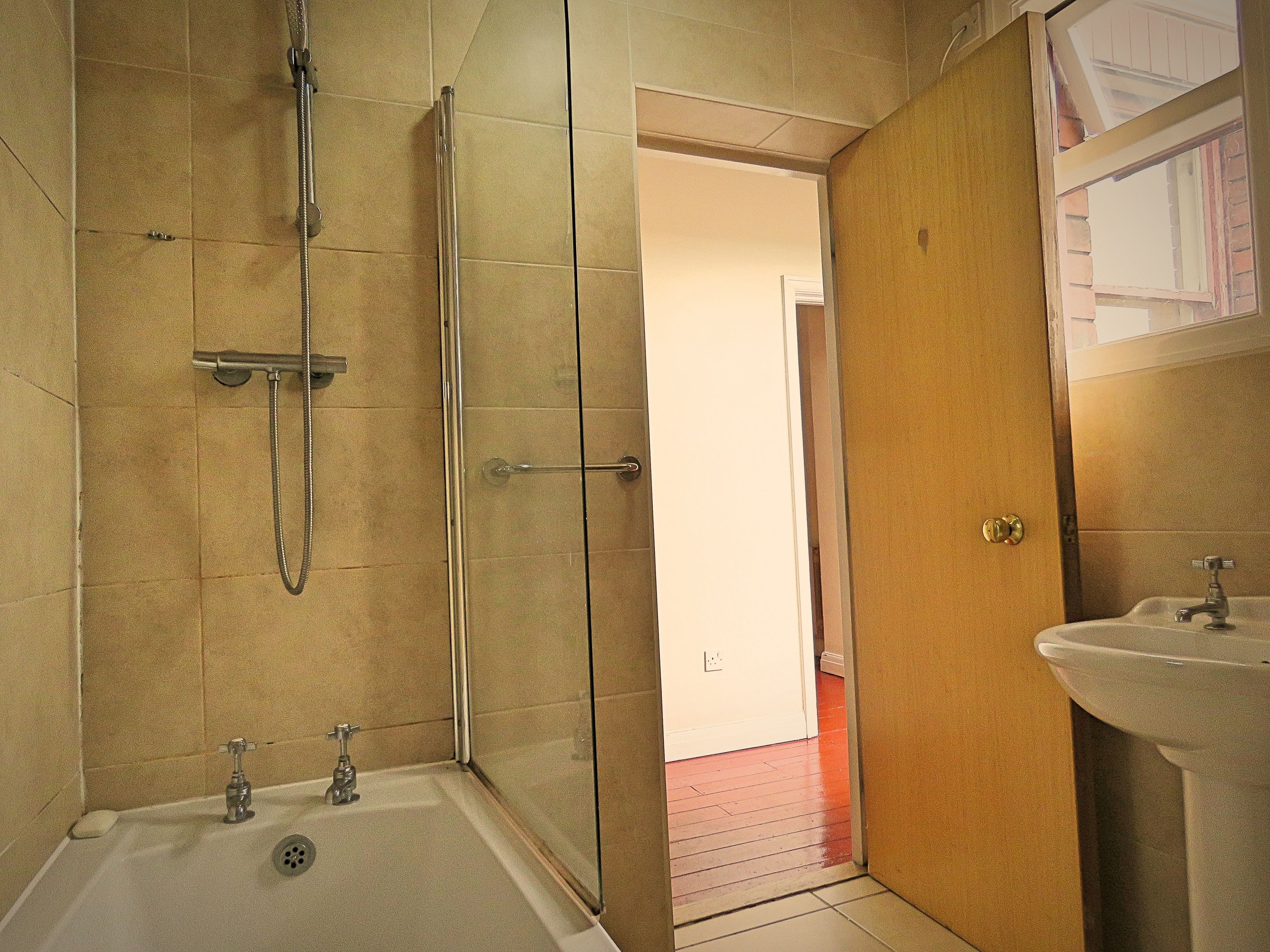 Appartement, 1 chambre | Salle de bain | Douche, articles de toilette gratuits, sèche-cheveux