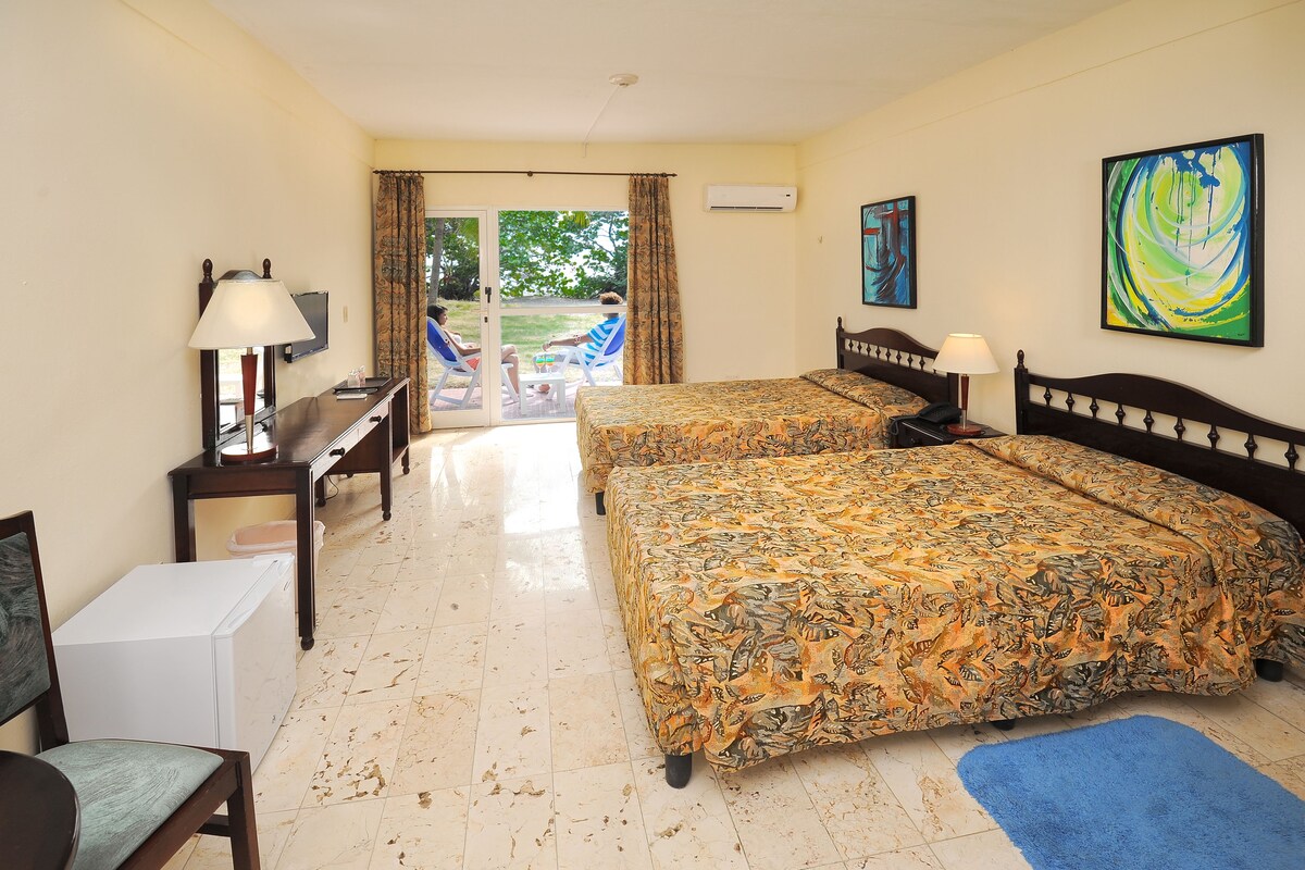 Standard Room | In-room safe, desk, laptop workspace, iron/ironing board