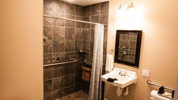 Chuveiro, chuveiro com efeito de chuva, produtos de toalete de grife