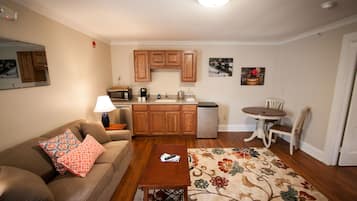 Apartment, 1 Queen Bed with Sofa bed, Kitchenette (205) | ์ ์ฉ ๊ฐ์ด ์ฃผ๋ฐฉ | ๋์ฅ๊ณ , ์ ์๋ ์ธ์ง, ์ปคํผ/ํฐ ๋ฉ์ด์ปค, ์ํ