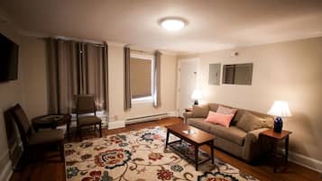 Apartment, 1 Queen Bed with Sofa bed, Kitchenette (205) | ๊ฑฐ์ค ๊ณต๊ฐ | ์ผ์ด๋ธ ์ฑ๋ ์์ฒญ์ด ๊ฐ๋ฅํ 37์ธ์น ์ค๋งํธ TV, TV