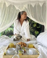 Ropa de cama hipoalergénica, minibar y decoración personalizada 