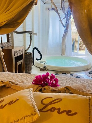 Hytte, eget bad, hageutsikt (Cabanon Celeste) | Allergitestet sengetøy, minibar, individuelt dekorert og sengetøy