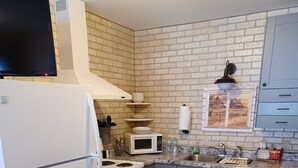 Deluxe Room, Kitchenette | Private kitchen | Coffee/tea maker, mini-fridge, microwave - Northwoods Motel (Hayward)