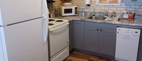 Deluxe Room, Kitchenette | Private kitchen | Mini-fridge, microwave, coffee/tea maker