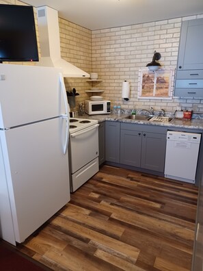 Deluxe Room, Kitchenette | Private kitchen | Mini-fridge, microwave, coffee/tea maker - Northwoods Motel (Hayward)