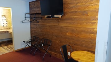 Room, 1 King Bed | Free WiFi, bed sheets