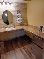 Quarto, 1 cama King | Pia do banheiro