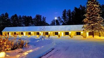 ด้านหน้าที่พัก - ตอนเย็น/กลางคืน