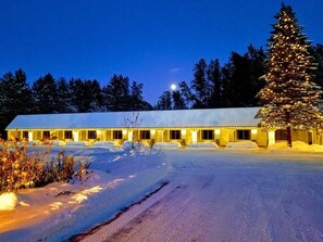 Voorkant accommodatie - avond/nacht