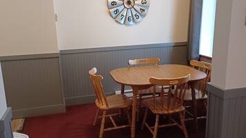 Habitación Deluxe, cocineta | Servicio a la habitación