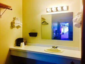 Deluxe Room, 1 Queen Bed | Bathroom | Combined shower/tub, free toiletries, towels