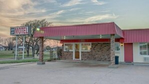 Un motel con techo rojo y un cartel.