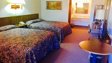 Habitación triple Deluxe | Escritorio, tabla de planchar con plancha, camas extra y wifi gratis