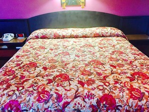 Desk, iron/ironing board, rollaway beds, free WiFi - Rock City Motel (Minneapolis)