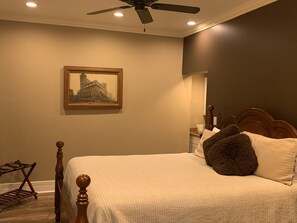 Studio Deluxe, 1 très grand lit | Literie de qualité, fer et planche à repasser, accès au Wi-Fi (inclus)