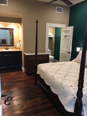 Deluxe Room, 1 King Bed | Premium bedding, iron/ironing board, free WiFi, bed sheets - Historic Kahn Hotel (Jefferson)