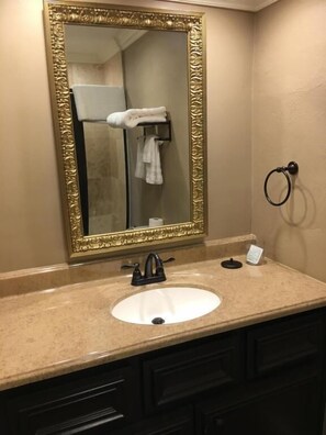 Douche, articles de toilette (gratuits), serviettes fournies