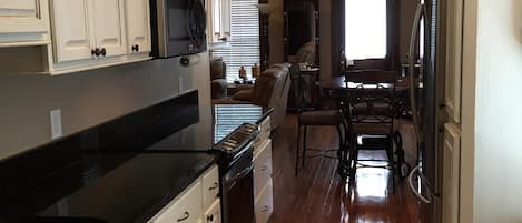 Executive appartement, 1 slaapkamer | Luxe beddengoed, een strijkplank/strijkijzer, gratis wifi, beddengoed