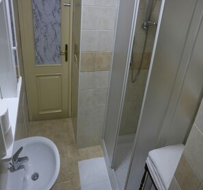 Quadruple Room | Bathroom | Free toiletries, hair dryer, bidet, towels - B&B El Corazón de Nápoles (Naples)