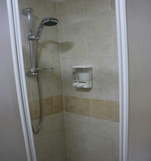 Quadruple Room | Bathroom shower - B&B El Corazón de Nápoles (Naples)