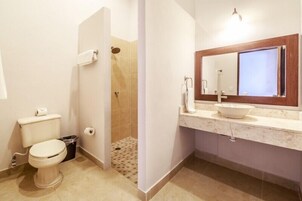 Un baño con inodoro, lavamanos y ducha.