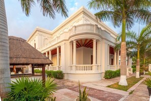 Vista frontal de la propiedad por la tarde o noche