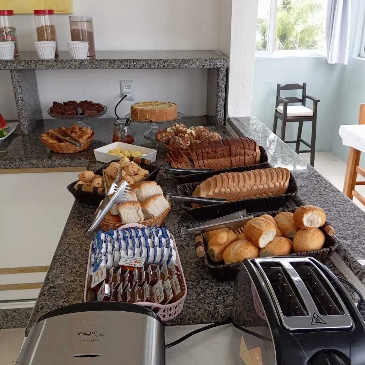 Πρωινό σερβίρεται σε μορφή μπουφέ, με μεγάλη ποικιλία ψωμιών, γλυκών και συνοδευτικών.