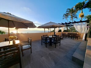 Piscine extérieure en saison, parasols, chaises longues