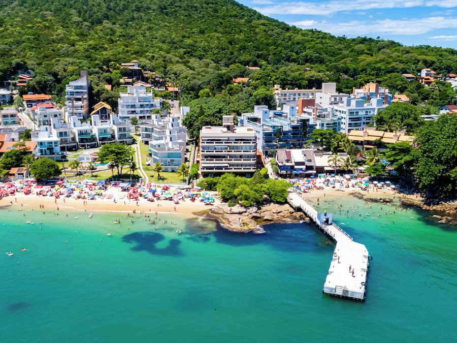Una playa cerca