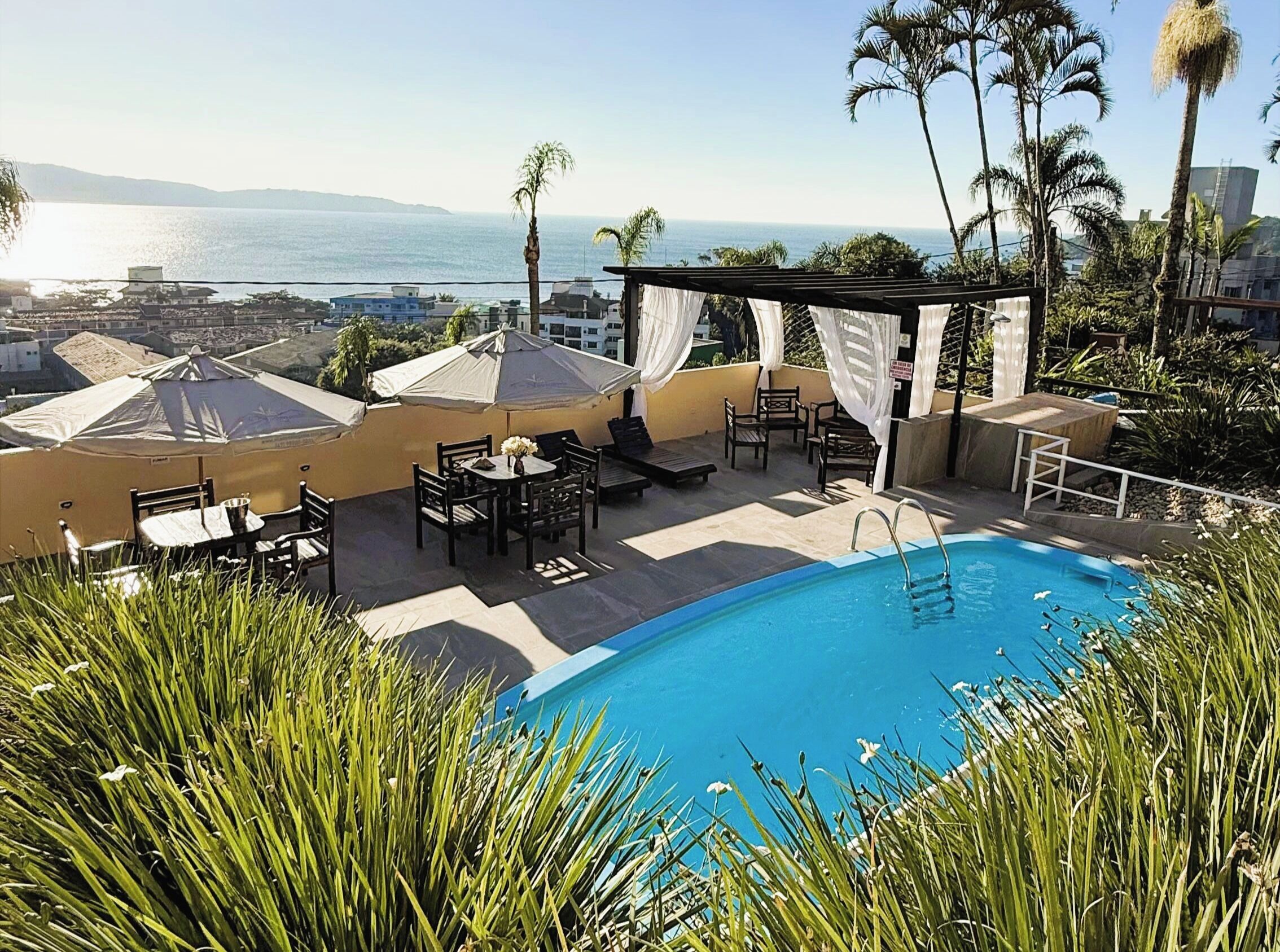 Kauden mukainen ulkouima-allas, aurinkovarjoja, aurinkotuoleja