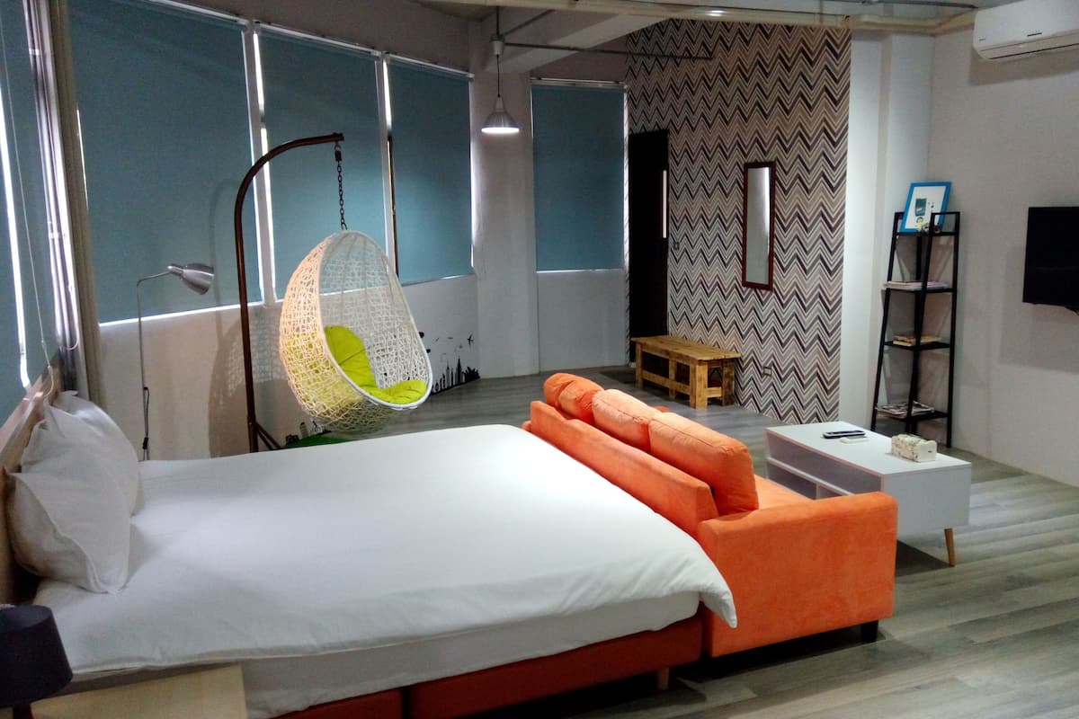 Desk, blackout curtains, soundproofing, free WiFi