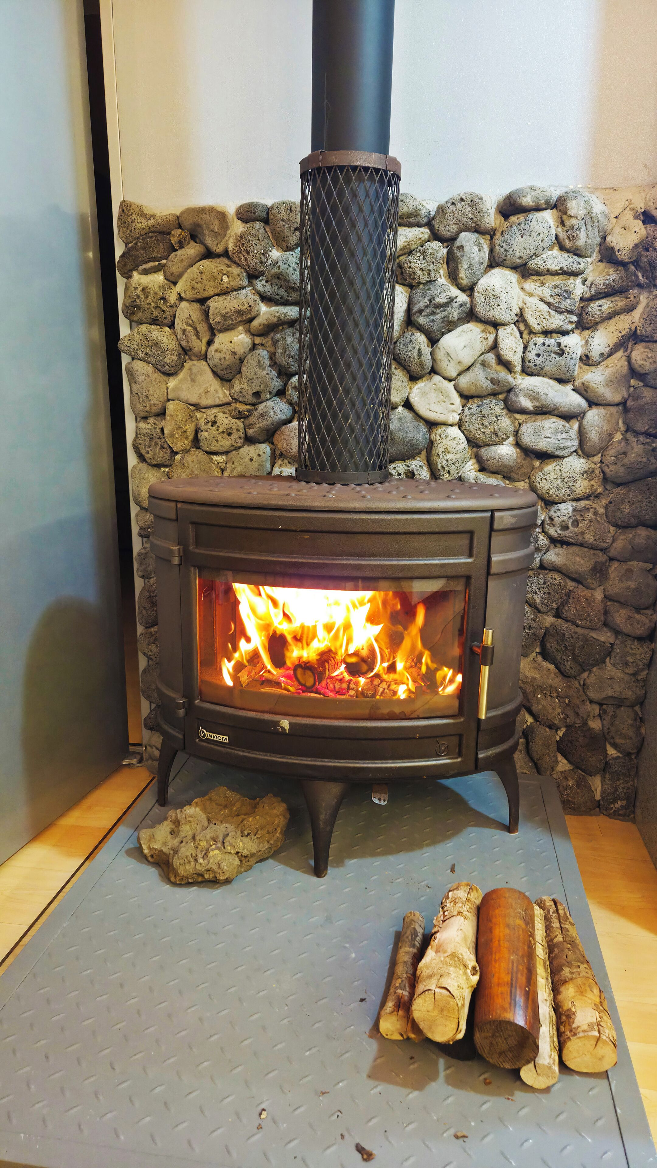 Televisión, chimenea y piso con calefacción 