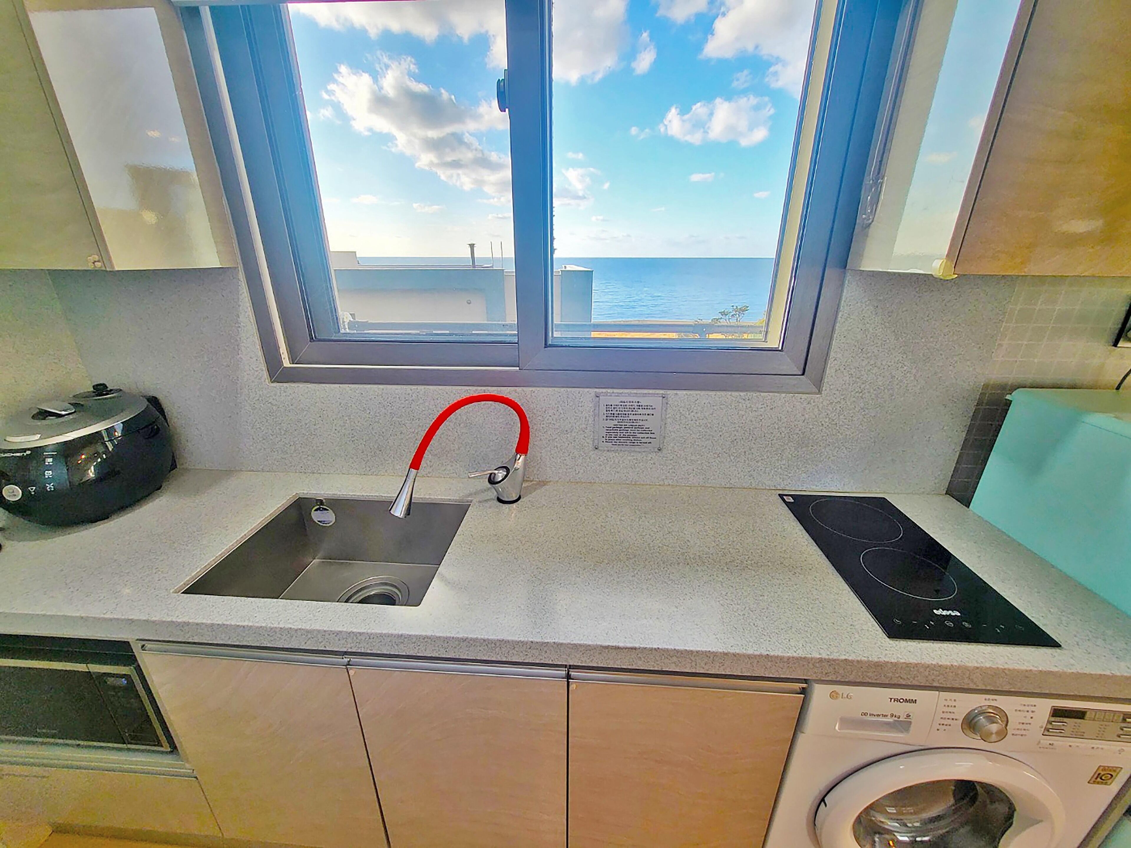 Standard Room | Cucina privata | Frigorifero, microonde, piano cottura, macchina per tè/caffè