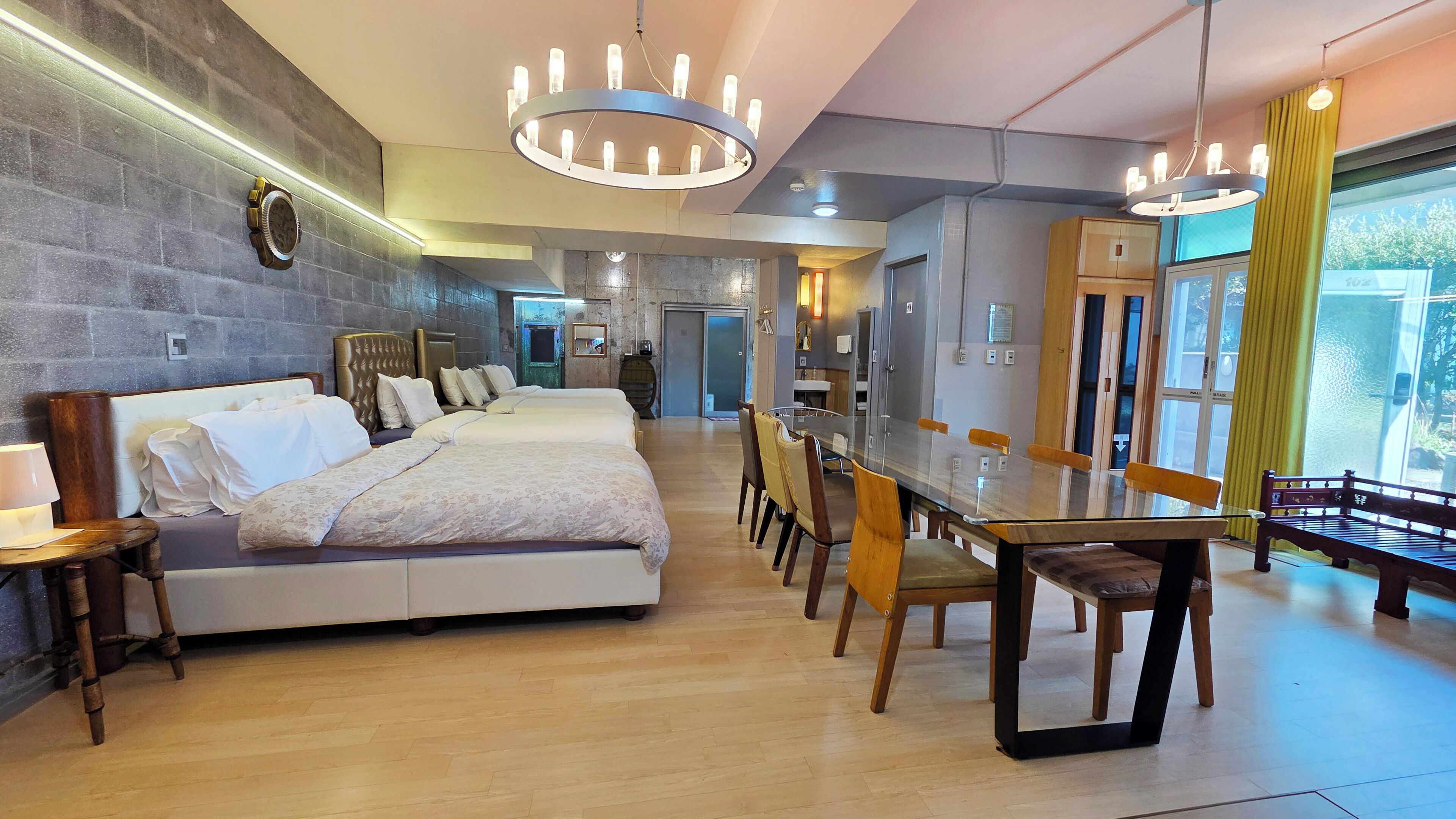 Grand Family Suite Room | บริเวณนั่งเล่น | ทีวี, เตาผิง, พื้นอุ่น