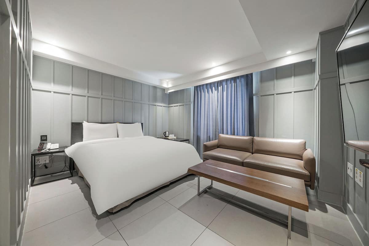 高級雙人房 | 義大利 Frette 床單、高級寢具、書桌、遮光布/窗簾