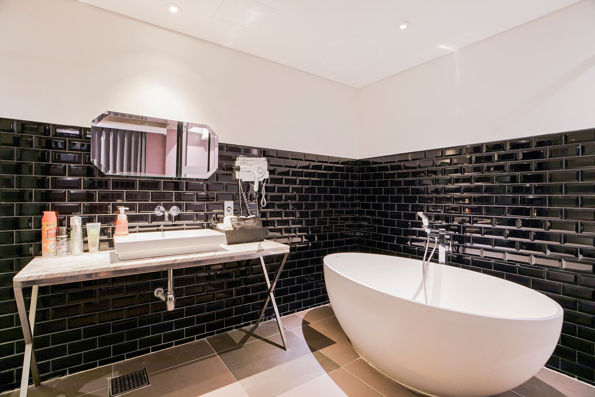 deluxe double room | bathroom | separate bathtub and shower, free toiletries, hair dryer, slippers