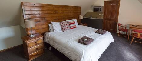 Deluxe Triple Room (Gold Leaf Room) | Premium bedding, pillowtop beds, free WiFi, bed sheets