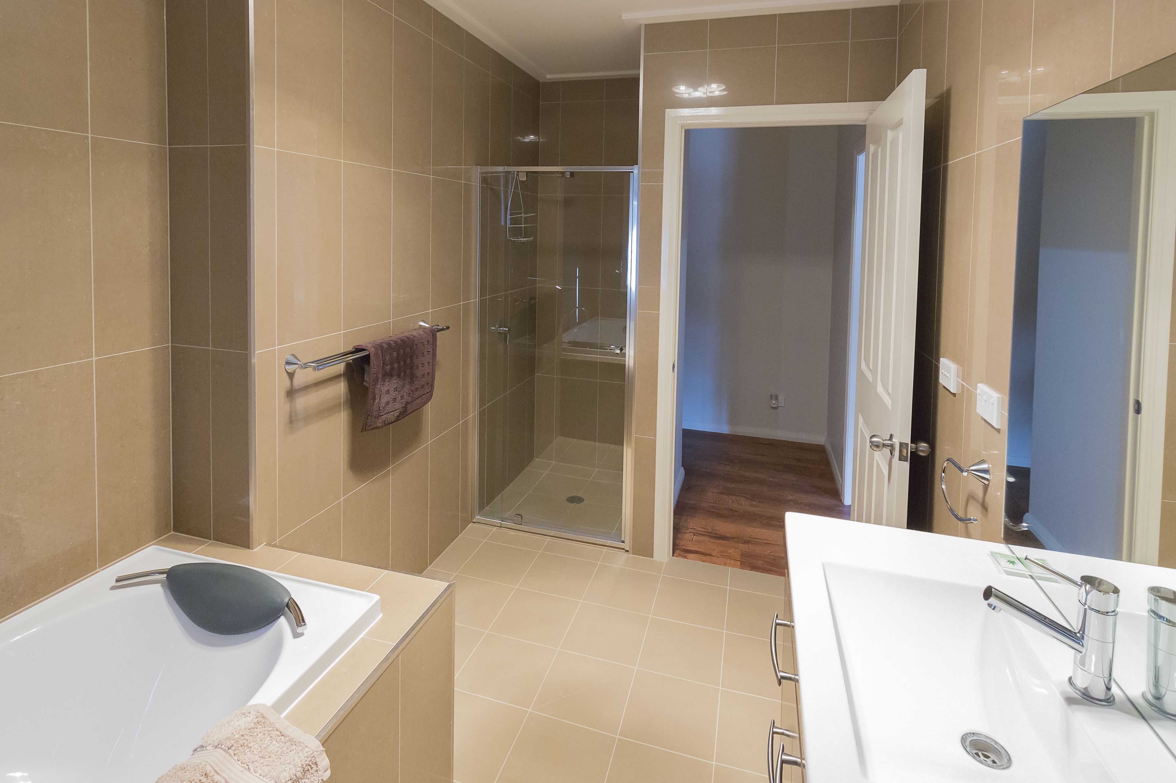 Deluxe Triple Room (Gold Leaf Room) | Bathroom | Free toiletries, hair dryer, towels