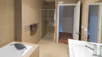 Deluxe Triple Room (Gold Leaf Room) | Bathroom | Free toiletries, hair dryer, towels