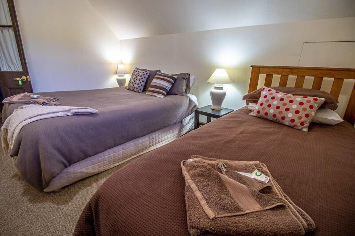 Basic Triple Room, Shared Bathroom (Gold Ingot Room) | Premium bedding, pillowtop beds, free WiFi, bed sheets