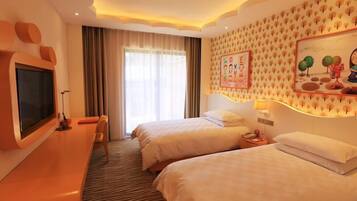 Standard Room | Minibar, in-room safe, desk, blackout curtains