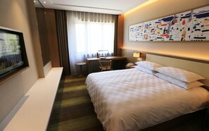 Minibar, caja de seguridad en la habitación y escritorio 