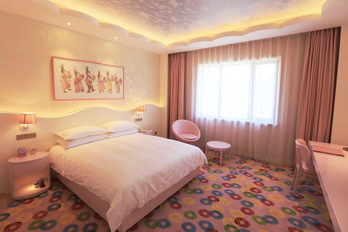 Standard Room | Minibar, in-room safe, desk, blackout curtains