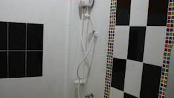 تجهيزات دش، مستلزمات مجانية للعناية الشخصية، مناشف