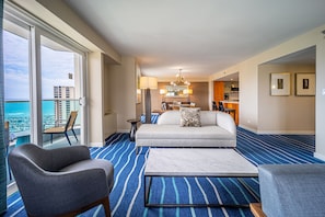 ห้องเอ็กเซกค  ิวทีฟสวีท, 2 ห้องนอน, เห็นวิวมหาสมุทรบางส่วน (No Resort Fee 19753326) | บริเวณนั่งเล่น | ทีวีจอแบน