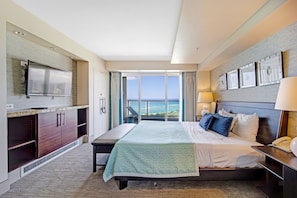 Desk, iron/ironing board, bed sheets - Ala Moana Hotelcondo by Luana Vacation Rental (Honolulu)