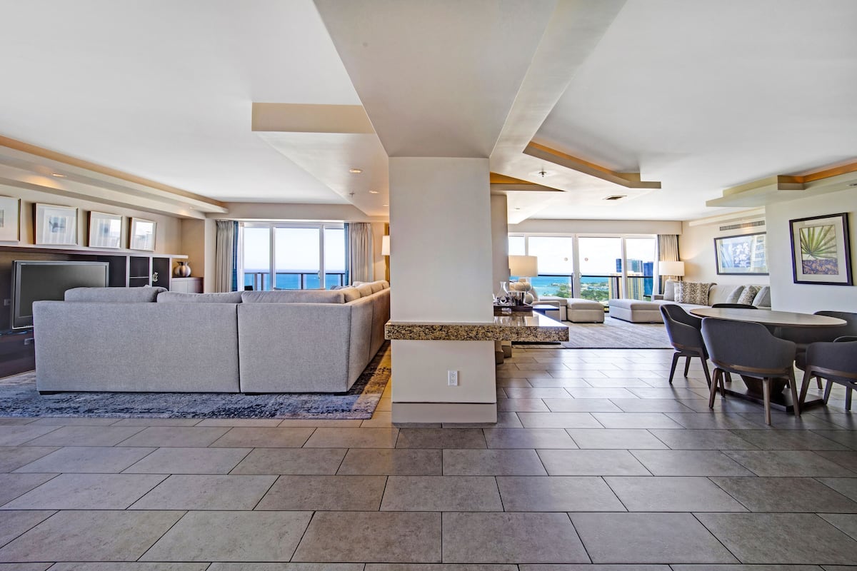 Presidentiële penthouse, 4 slaapkamers, uitzicht op oceaan (No Resort Fee 19753307) | Woonkamer | Een flatscreentelevisie