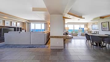 Penthouse presidencial, 4 habitaciones, vista al océano (No Resort Fee 19753307) | Sala de estar | Televisión de pantalla plana