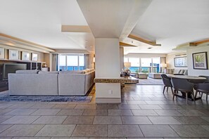 เพรสซิเดนเชียลเพนท์เฮาส์, 4 ห้องนอน, วิวทะเล (No Resort Fee  19753307) | ห้องนั่งเล่น | ทีวีจอแบน